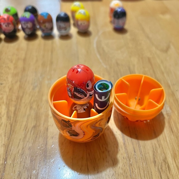 Mighty Beanz 2017-2018 Series 1 & Series 2 Storage & Characters - Picture 4 of 10